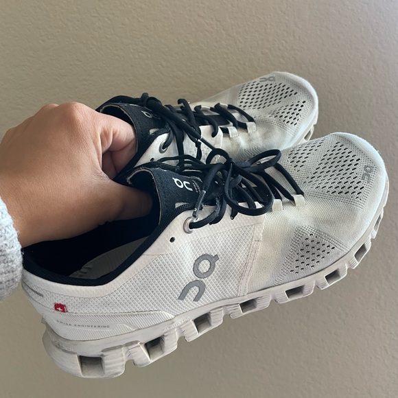 On Running Women’s Sneakers 8.5 Black and White - Picture 6 of 6